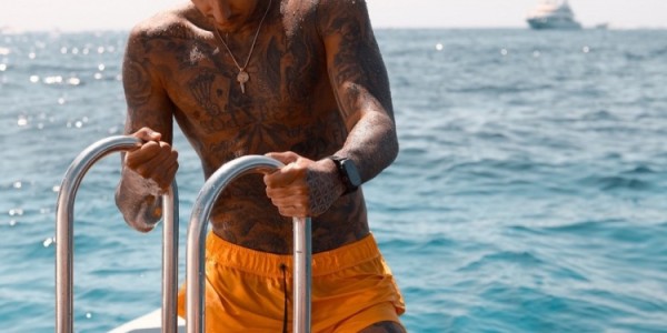 顶级松弛感！库兹马回顾休赛期 还有自己与詹姆斯布克等人合照！