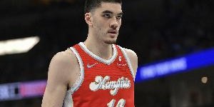 半岛体育在线-有高度优势！埃迪10中7高效拿下14分11板2助1断3帽 5前场板