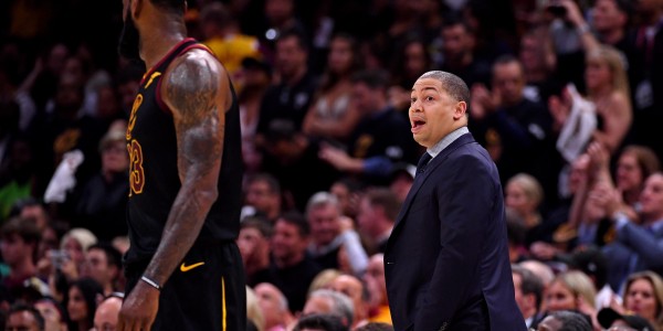 詹姆斯：好教练有出色的ATO战术 但把球给最好的球员也是一种智慧