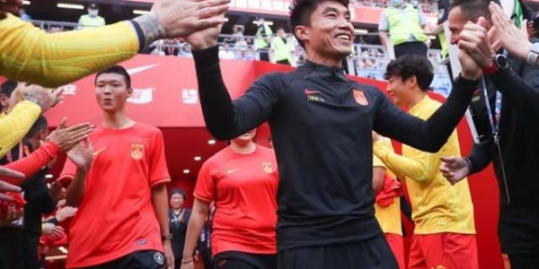 半岛体育-老队长寄语国脚：莫做下一个郑智 要做最好的自己