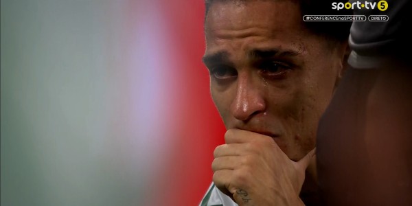 半岛体育网址-😢遗憾错失欧协联冠军，安东尼赛后悲伤落泪