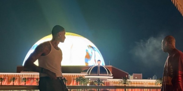 顶级松弛感！库兹马回顾休赛期 还有自己与詹姆斯布克等人合照！