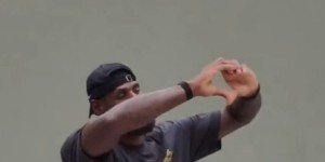 半岛体育APP-詹姆斯用中文说你好成都 并向中国粉丝送出飞吻和比心