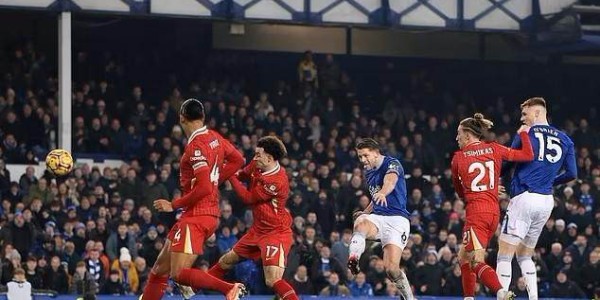 半岛体育-裁判抢戏利物浦吃亏 英超争冠悬念有变化吗？